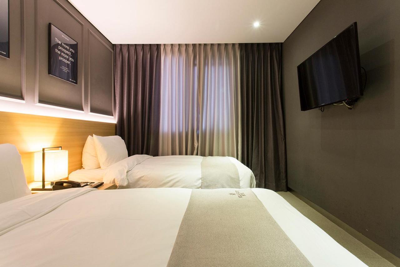 סוואן Vella Suite Hotel מראה חיצוני תמונה
